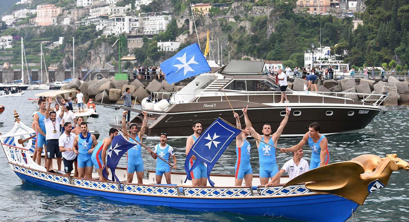 Successo per Amalfi che vince la ”Storica Regata” delle Antiche Repubbliche Marinare, conquistando il suo 13esimo titolo